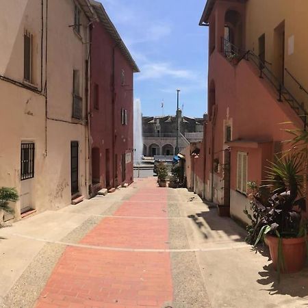 Between The Roofs Of Menton Old Town And The Sea Екстер'єр фото
