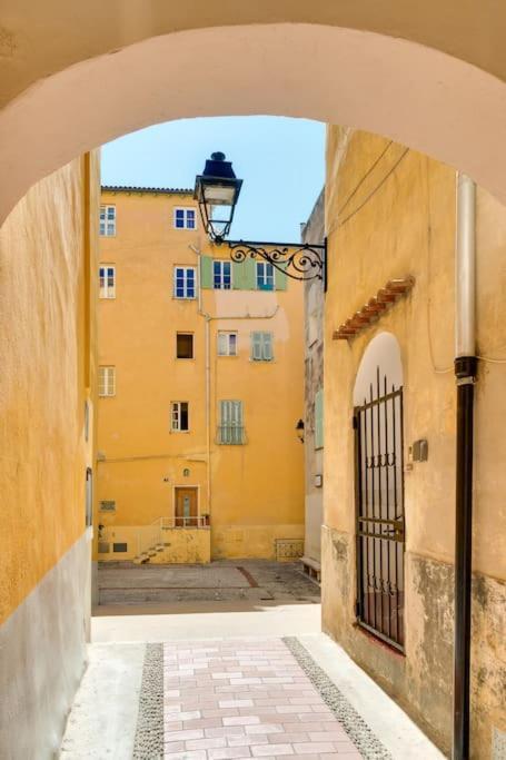 Between The Roofs Of Menton Old Town And The Sea Екстер'єр фото