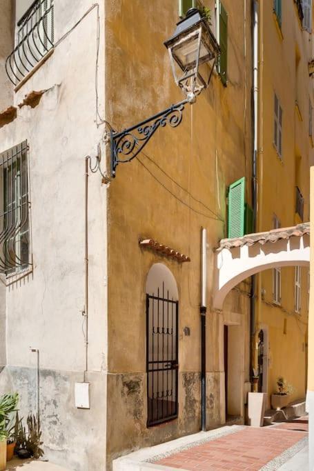 Between The Roofs Of Menton Old Town And The Sea Екстер'єр фото